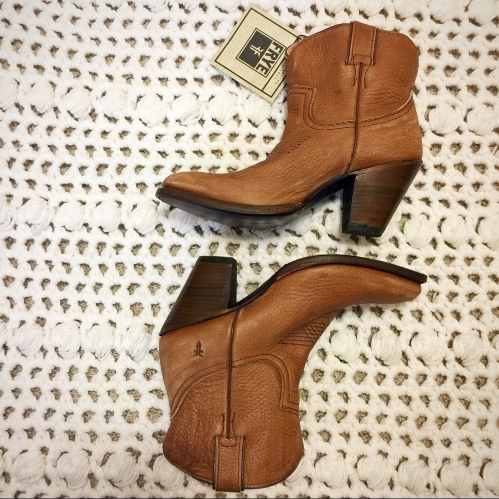 Frye Billy Heel Short- Taupe